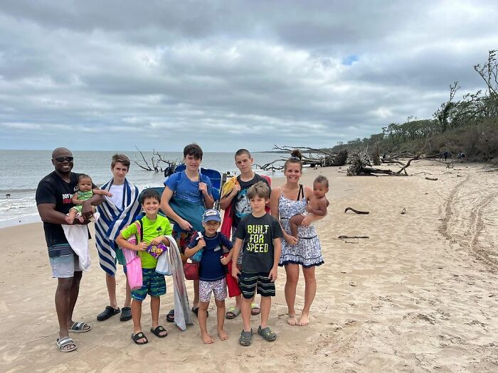 Man’s Love For A Single Mom Led To The Adoption Of Her Six Beautiful Children Man’s Love For A Single Mom Led To The Adoption Of Her Six Beautiful Children