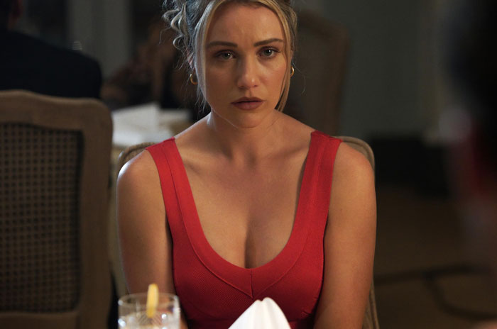 People Roast Male Writers For These 32 TV And Movie Female Characters That Just Don&#8217;t Make Sense