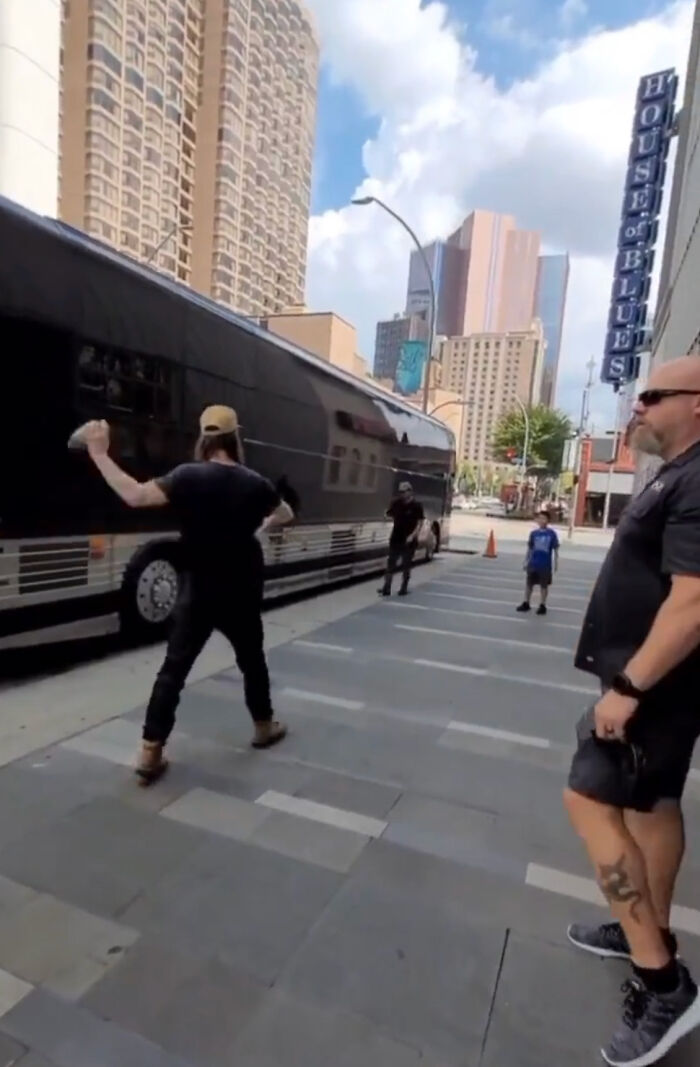 Keanu Reeves Once Again Proves That He’s A Good Guy By Agreeing To Play Catch With 9 Y.O. Fan Keanu Reeves Once Again Proves That He’s A Good Guy By Agreeing To Play Catch With 9 Y.O. Fan