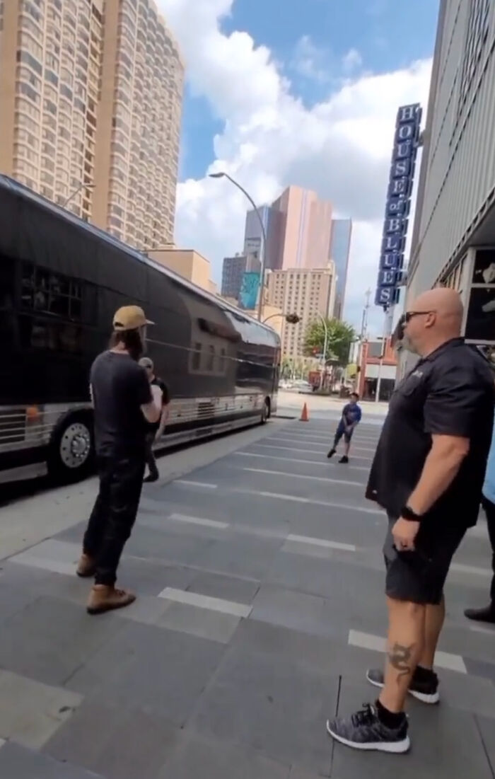 Keanu Reeves Once Again Proves That He’s A Good Guy By Agreeing To Play Catch With 9 Y.O. Fan Keanu Reeves Once Again Proves That He’s A Good Guy By Agreeing To Play Catch With 9 Y.O. Fan