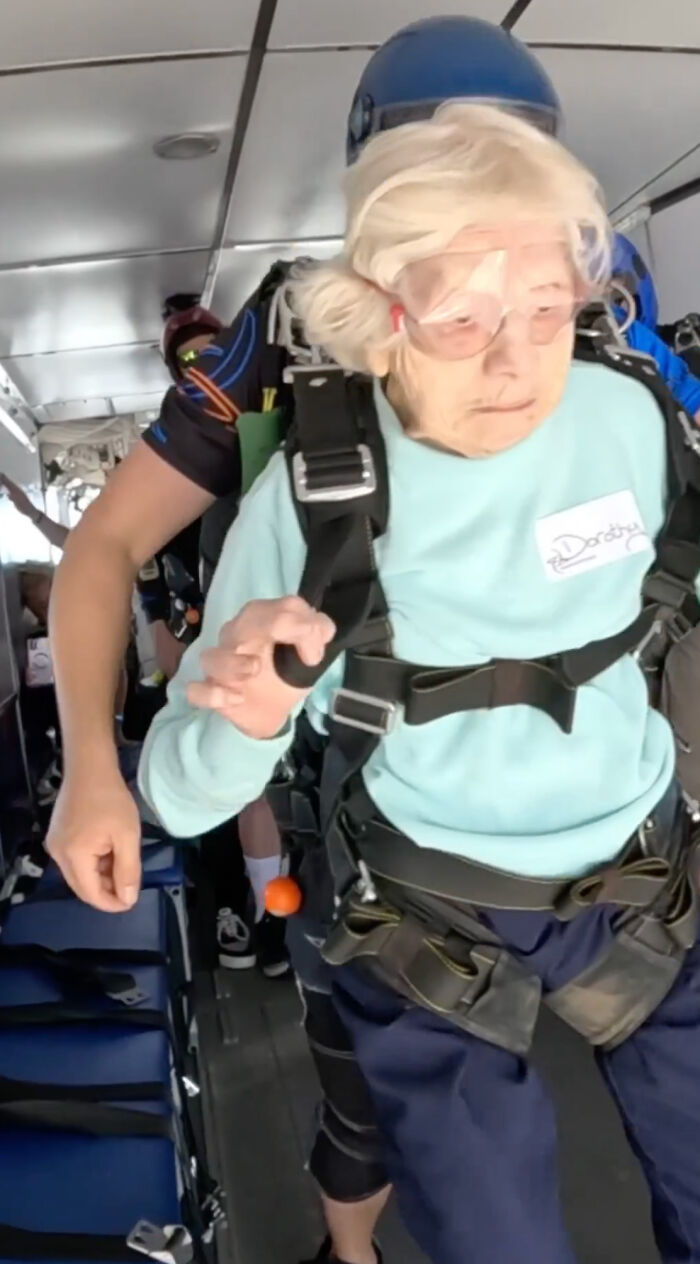 Grandma Defies Age And Breaks The World Skydiving Record At 104 With No Fear Grandma Defies Age And Breaks The World Skydiving Record At 104 With No Fear