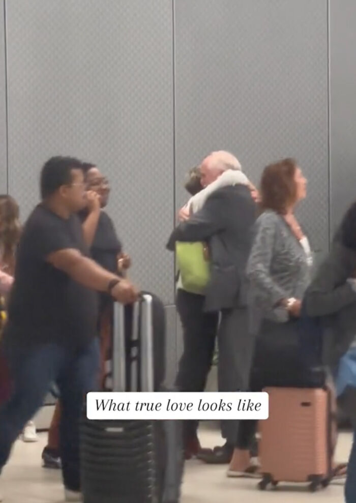 Heartwarming Story Of High School Sweethearts Reunited At The Airport After Sixty Years Apart Heartwarming Story Of High School Sweethearts Reunited At The Airport After Sixty Years Apart