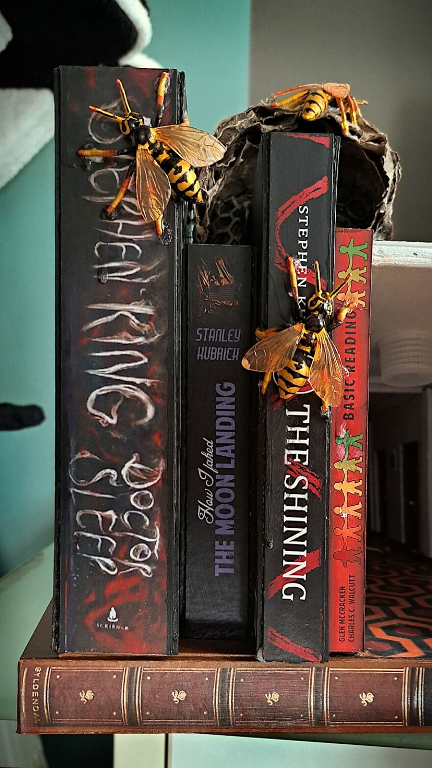 I Recreated The Famous Hallway Out Of Stephen King’s “The Shining” As A Book Nook I Recreated The Famous Hallway Out Of Stephen King’s “The Shining” As A Book Nook