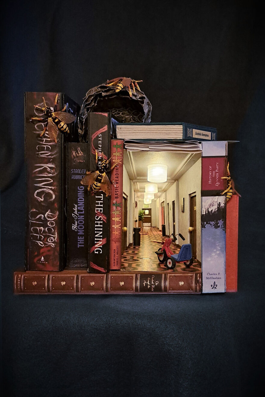 I Recreated The Famous Hallway Out Of Stephen King’s “The Shining” As A Book Nook I Recreated The Famous Hallway Out Of Stephen King’s “The Shining” As A Book Nook