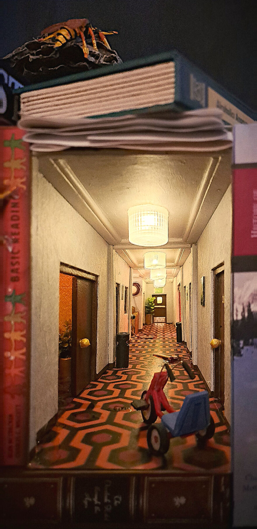 I Recreated The Famous Hallway Out Of Stephen King’s “The Shining” As A Book Nook I Recreated The Famous Hallway Out Of Stephen King’s “The Shining” As A Book Nook