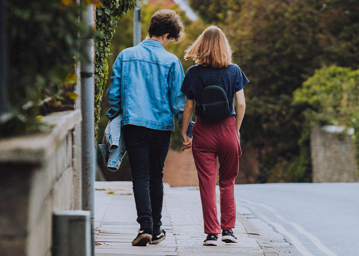 Woman Stunned Into Silence After Fiancé’s Brother Drops Down On One Knee And Proposes To Her Woman Stunned Into Silence After Fiancé’s Brother Drops Down On One Knee And Proposes To Her