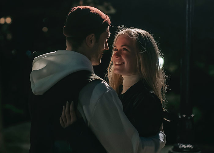 Woman Stunned Into Silence After Fiancé’s Brother Drops Down On One Knee And Proposes To Her Woman Stunned Into Silence After Fiancé’s Brother Drops Down On One Knee And Proposes To Her