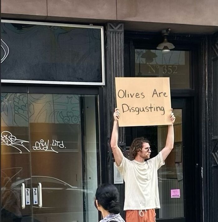 50 Times “Dude With Sign” Did Everyone A Public Service And Protested Everyday Annoying Things (New Pics) 50 Times “Dude With Sign” Did Everyone A Public Service And Protested Everyday Annoying Things (New Pics)