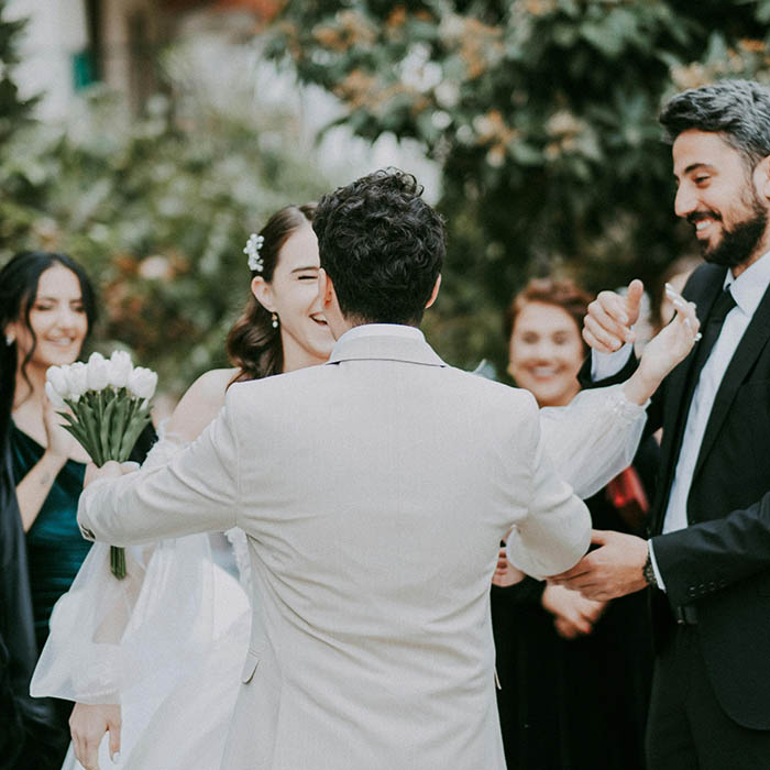 Wedding Guest Gets Bashed By The Bride For Allegedly Trying To ‘Upstage’ Her With Her Outfit Wedding Guest Gets Bashed By The Bride For Allegedly Trying To ‘Upstage’ Her With Her Outfit