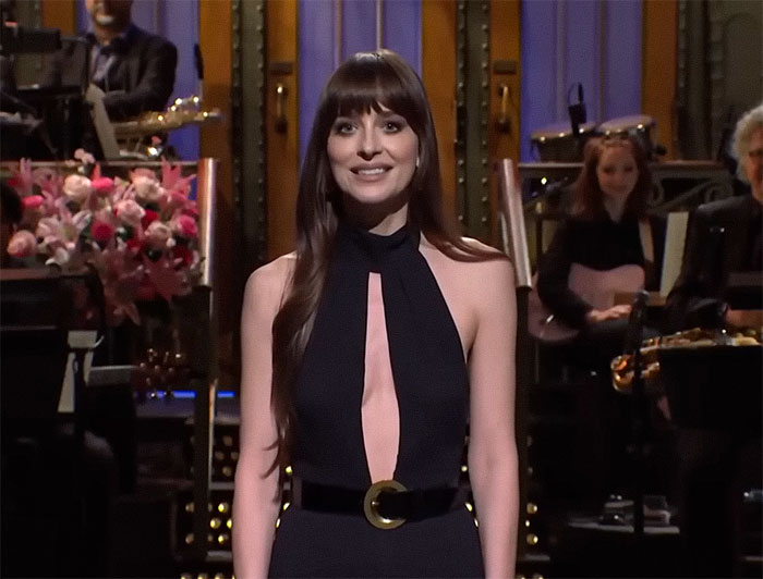 Fans Furious With Dakota Johnson’s Nepo Baby Denial Just Days After She Criticized “The Office” Fans Furious With Dakota Johnson’s Nepo Baby Denial Just Days After She Criticized “The Office”