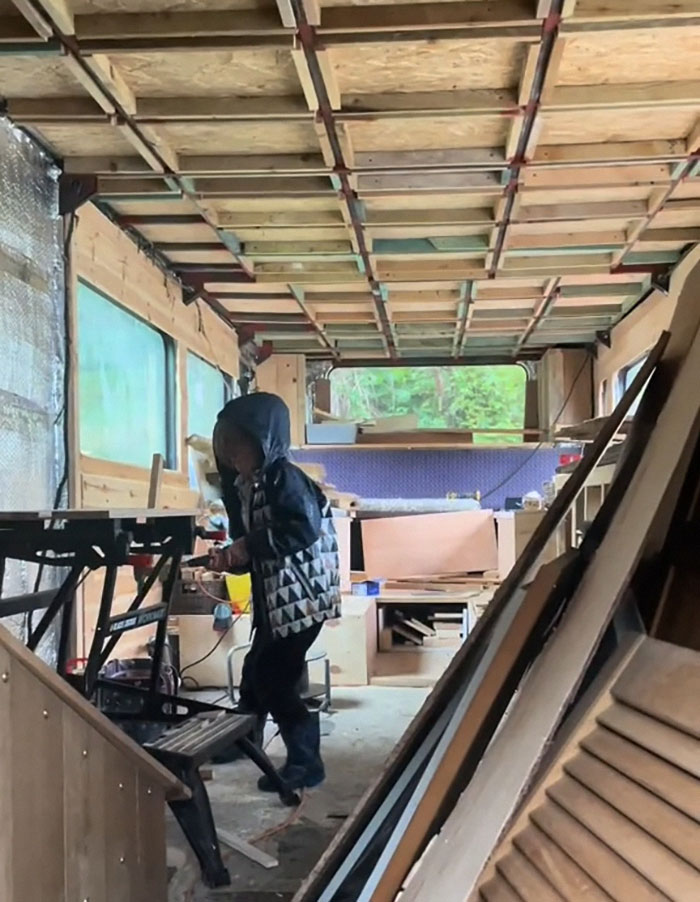 Single Mom Can’t Afford A House, So She Converts A Double-Decker Bus Into A Tiny Home Single Mom Can’t Afford A House, So She Converts A Double-Decker Bus Into A Tiny Home
