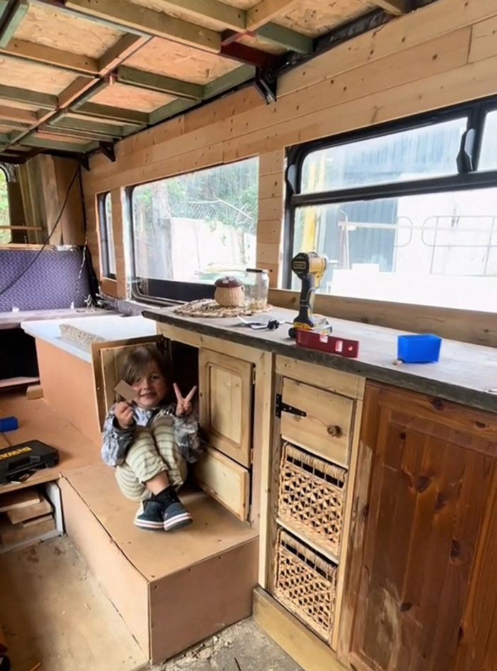Single Mom Can’t Afford A House, So She Converts A Double-Decker Bus Into A Tiny Home Single Mom Can’t Afford A House, So She Converts A Double-Decker Bus Into A Tiny Home