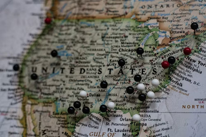 “Harass The Queen’s Guard”: 30 Things Tourists Do That The Locals Absolutely Hate “Harass The Queen’s Guard”: 30 Things Tourists Do That The Locals Absolutely Hate