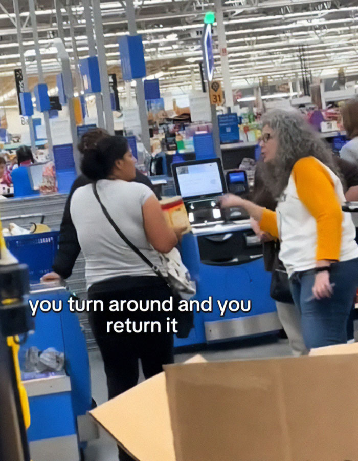 Walmart Shopper Caught In Self-Checkout Scam As Furious Employee Calls Security Walmart Shopper Caught In Self-Checkout Scam As Furious Employee Calls Security