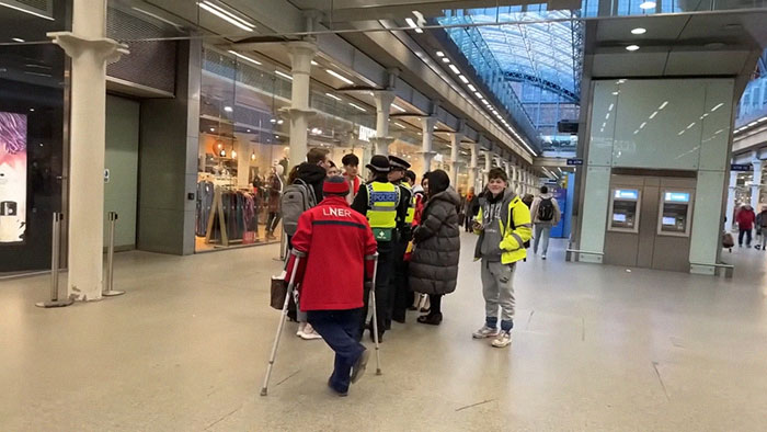 Police Forced To Intervene As Chinese Tourists Confront London Train Performer Over Livestream Police Forced To Intervene As Chinese Tourists Confront London Train Performer Over Livestream