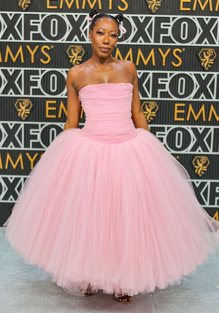 30 Photos Of Outfits That Blew Us Away From The 75th Emmy Awards Red Carpet 30 Photos Of Outfits That Blew Us Away From The 75th Emmy Awards Red Carpet