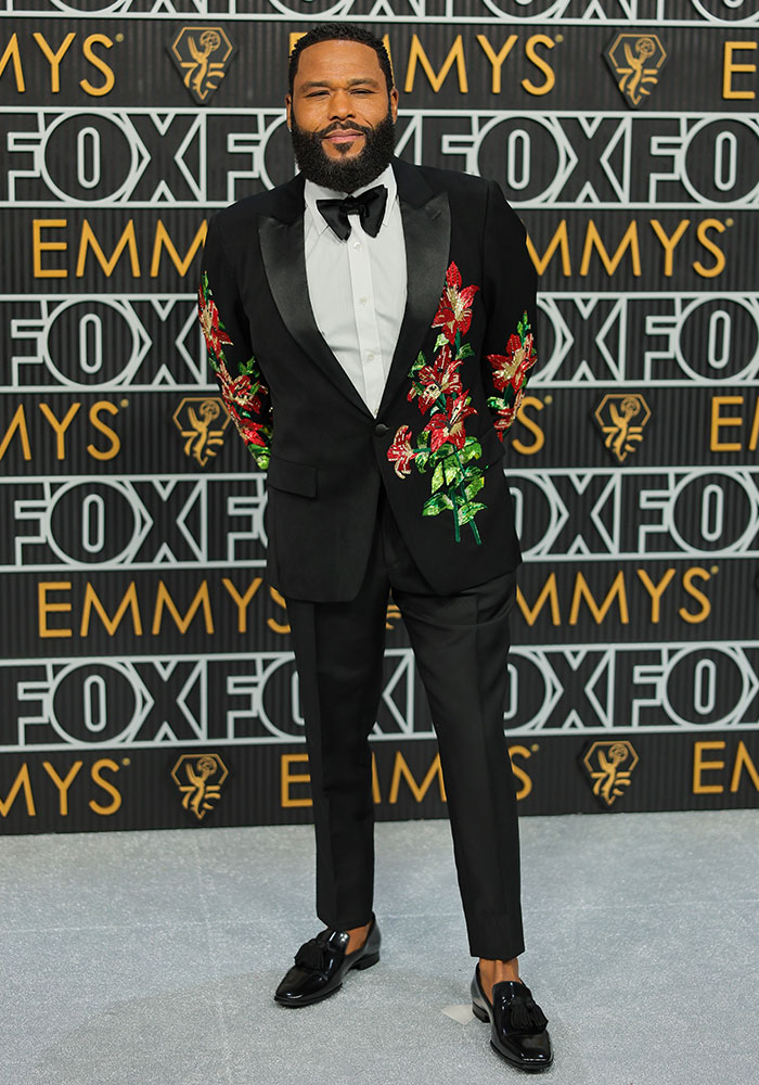 30 Photos Of Outfits That Blew Us Away From The 75th Emmy Awards Red Carpet 30 Photos Of Outfits That Blew Us Away From The 75th Emmy Awards Red Carpet