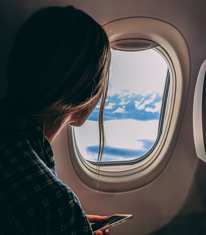 Woman Refuses To Switch Seats With A Man So He Can Sit With Family, Flight Attendant Intervenes Woman Refuses To Switch Seats With A Man So He Can Sit With Family, Flight Attendant Intervenes