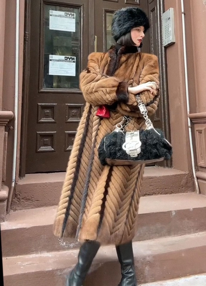 Vegan Gets Kicked Out Of A Bar For Wearing Fur, Starts Questioning Her Morals Vegan Gets Kicked Out Of A Bar For Wearing Fur, Starts Questioning Her Morals