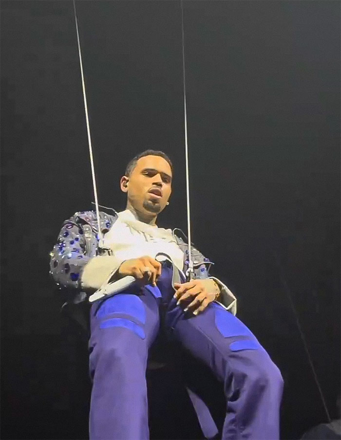 Chris Brown Seemed To Get Excited By His Backup Dancer, Now His “Bulge” Is Going Viral Chris Brown Seemed To Get Excited By His Backup Dancer, Now His “Bulge” Is Going Viral