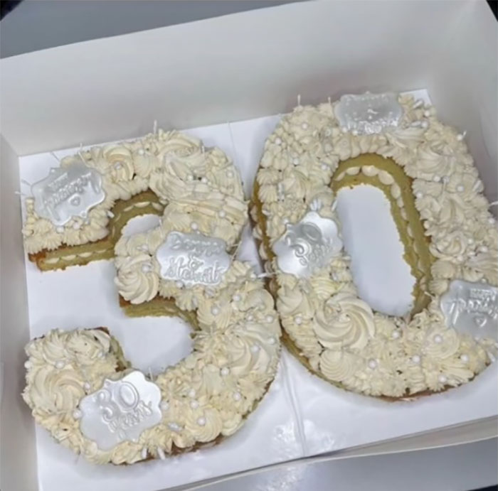 “Cue The Crying”: Bride Tears Up After Receiving Ruined Wedding Cake, Fixes It Herself “Cue The Crying”: Bride Tears Up After Receiving Ruined Wedding Cake, Fixes It Herself