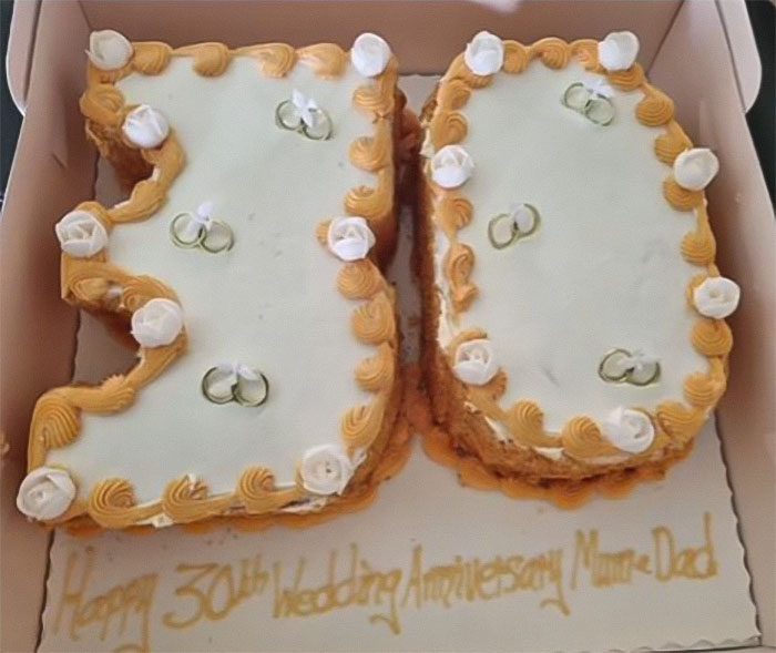 “Cue The Crying”: Bride Tears Up After Receiving Ruined Wedding Cake, Fixes It Herself “Cue The Crying”: Bride Tears Up After Receiving Ruined Wedding Cake, Fixes It Herself