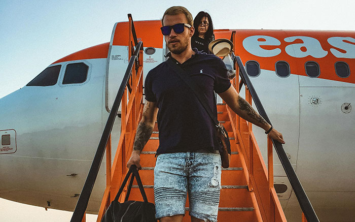 Single Mom Wonders If She’s A Jerk For Expecting Her Pilot Brother To Keep Giving Her Cheap Tickets Single Mom Wonders If She’s A Jerk For Expecting Her Pilot Brother To Keep Giving Her Cheap Tickets