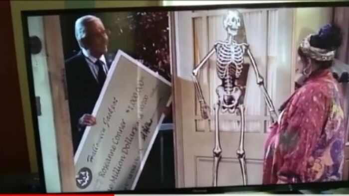 35 Times The Mandela Effect And Real-Life Glitches Creeped People Out (New Pics) 35 Times The Mandela Effect And Real-Life Glitches Creeped People Out (New Pics)