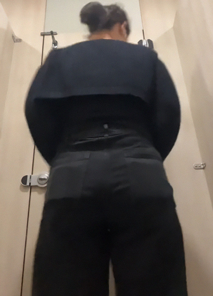 “Is Too Much Skin In The Room With Us?“: Woman Puzzled After Boss Asks Her To Cover Up “Is Too Much Skin In The Room With Us?“: Woman Puzzled After Boss Asks Her To Cover Up