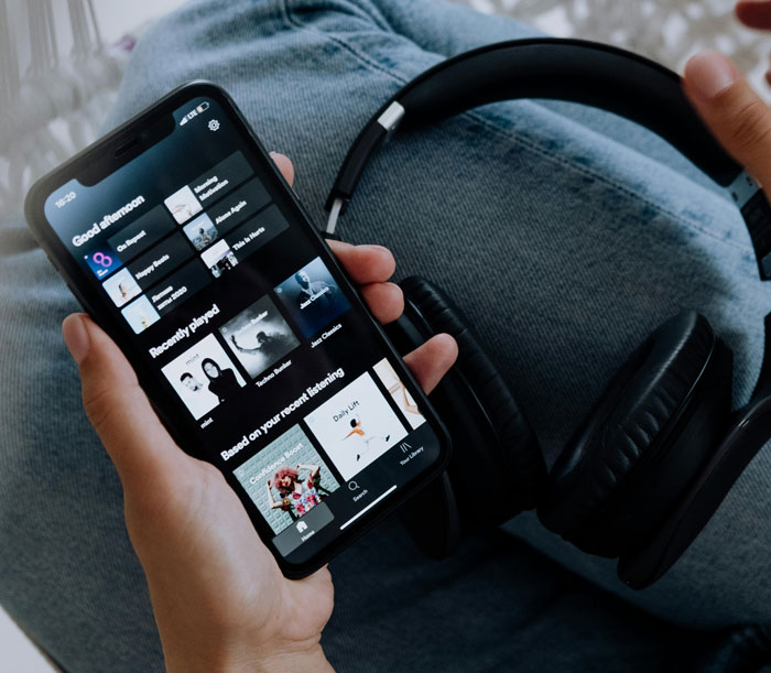 Overbearing Mother Annoys Her Grown Child By Blocking Explicit Content On Their Spotify Overbearing Mother Annoys Her Grown Child By Blocking Explicit Content On Their Spotify