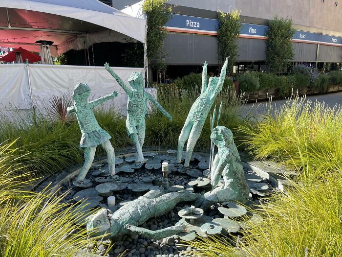 30 Unhinged Pics That Ended Up On This Online Group, Dedicated To The Weird And Questionable (New Pics)