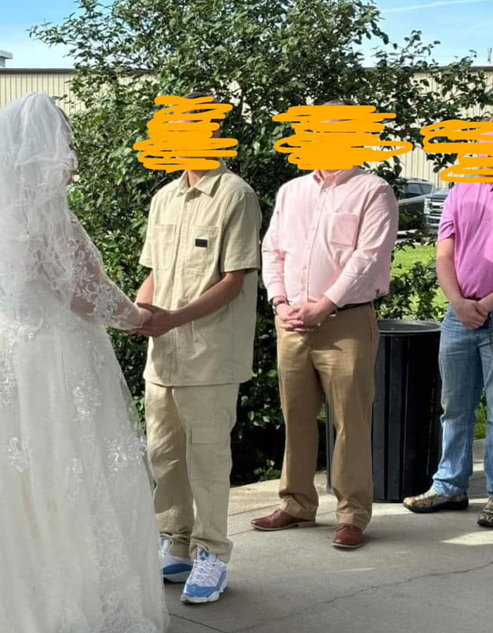 Groom’s “Prison Suit” Is Just The Tip Of The Iceberg In This Brutally Roasted Wedding Pic Groom’s “Prison Suit” Is Just The Tip Of The Iceberg In This Brutally Roasted Wedding Pic