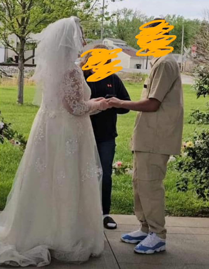 Groom’s “Prison Suit” Is Just The Tip Of The Iceberg In This Brutally Roasted Wedding Pic Groom’s “Prison Suit” Is Just The Tip Of The Iceberg In This Brutally Roasted Wedding Pic