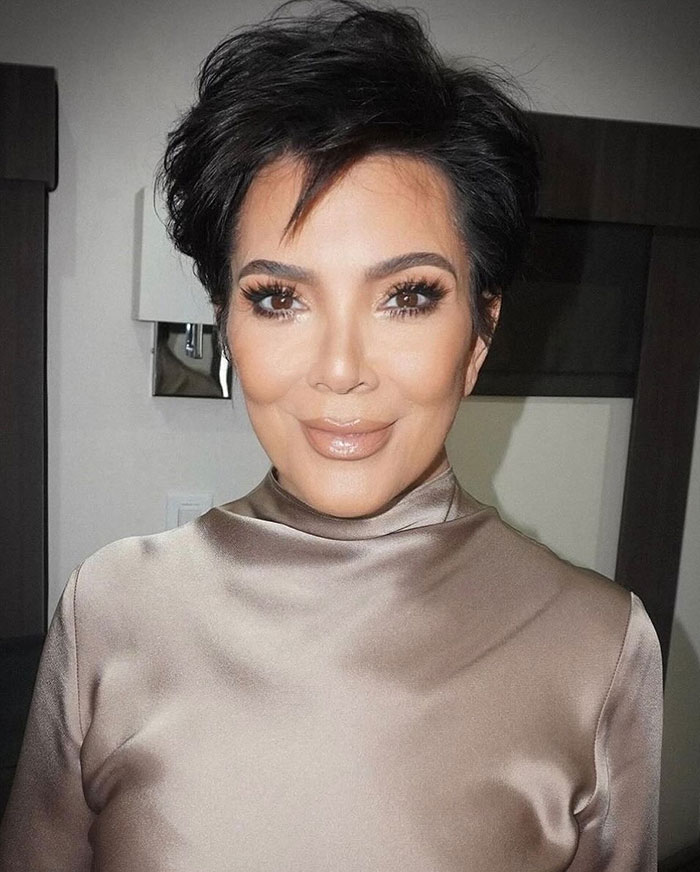 &ldquo;Something Seems Off With This Pic&rdquo;: Fans Crack Up Over Kris Jenner&rsquo;s Photoshop Fail