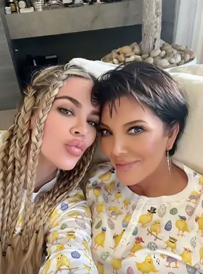 &ldquo;Something Seems Off With This Pic&rdquo;: Fans Crack Up Over Kris Jenner&rsquo;s Photoshop Fail