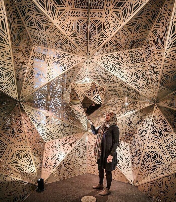 These Artists Made 47 Large-Scale Illuminated Sculptures In Geometrical Shapes These Artists Made 47 Large-Scale Illuminated Sculptures In Geometrical Shapes