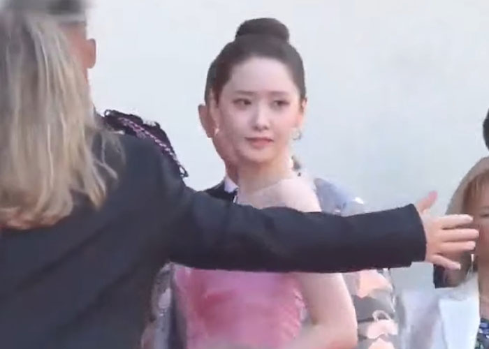 Internet Calls It “Assault” After Cannes Security Was Filmed Blocking Fourth Celebrity On Red Carpet Internet Calls It “Assault” After Cannes Security Was Filmed Blocking Fourth Celebrity On Red Carpet