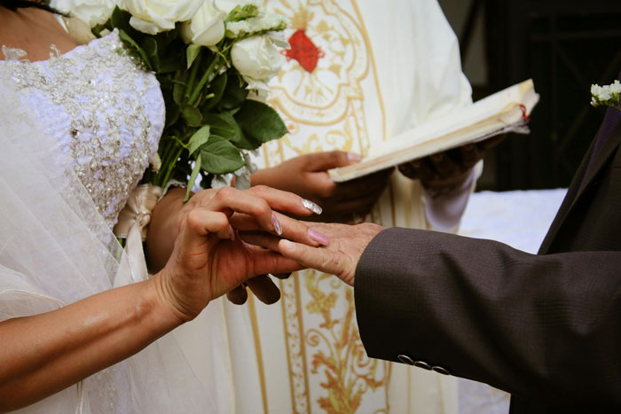 Aunt Asks Couple To Return Wedding Gift Because She Doesn’t View Their Marriage As Real Aunt Asks Couple To Return Wedding Gift Because She Doesn’t View Their Marriage As Real