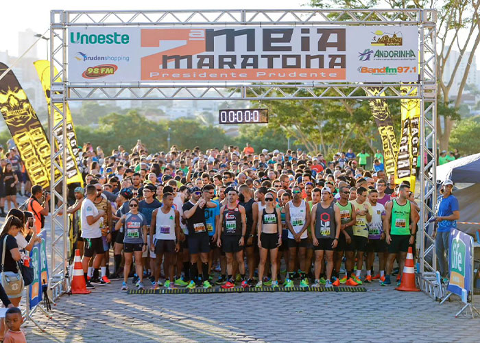 People Defend “Bad Mom” And Blast “Entitled Dad” After Woman Refuses To Hug Kids At Marathon Finish People Defend “Bad Mom” And Blast “Entitled Dad” After Woman Refuses To Hug Kids At Marathon Finish