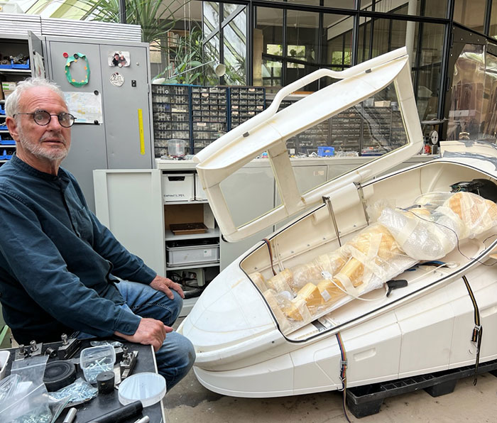 Police Makes Arrests After “Euthanasia Pod” Is Used For The First Time, Device Gets Confiscated Police Makes Arrests After “Euthanasia Pod” Is Used For The First Time, Device Gets Confiscated