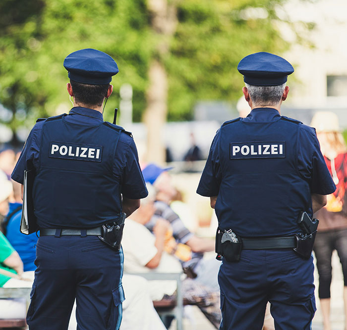 Police Makes Arrests After “Euthanasia Pod” Is Used For The First Time, Device Gets Confiscated Police Makes Arrests After “Euthanasia Pod” Is Used For The First Time, Device Gets Confiscated