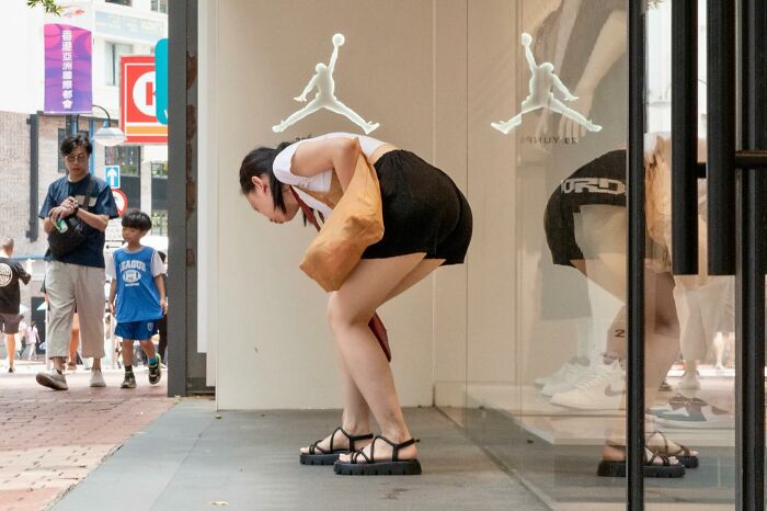 Lucky Coincidences: 20 Perfectly Timed Pictures Taken By Edas Wong (New Pics) Lucky Coincidences: 20 Perfectly Timed Pictures Taken By Edas Wong (New Pics)