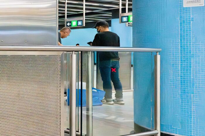 Lucky Coincidences: 20 Perfectly Timed Pictures Taken By Edas Wong (New Pics) Lucky Coincidences: 20 Perfectly Timed Pictures Taken By Edas Wong (New Pics)