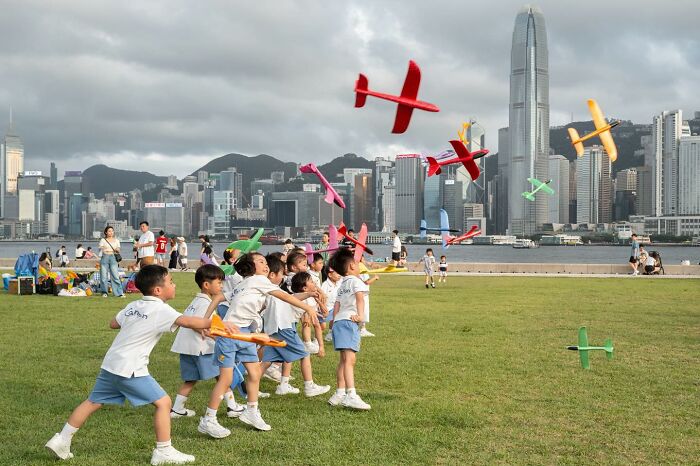 Lucky Coincidences: 20 Perfectly Timed Pictures Taken By Edas Wong (New Pics) Lucky Coincidences: 20 Perfectly Timed Pictures Taken By Edas Wong (New Pics)