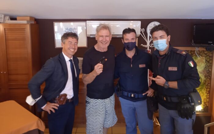 50 Wild Pics Showing Rare Coincidences That Almost Never Happen (New Pics) 50 Wild Pics Showing Rare Coincidences That Almost Never Happen (New Pics)