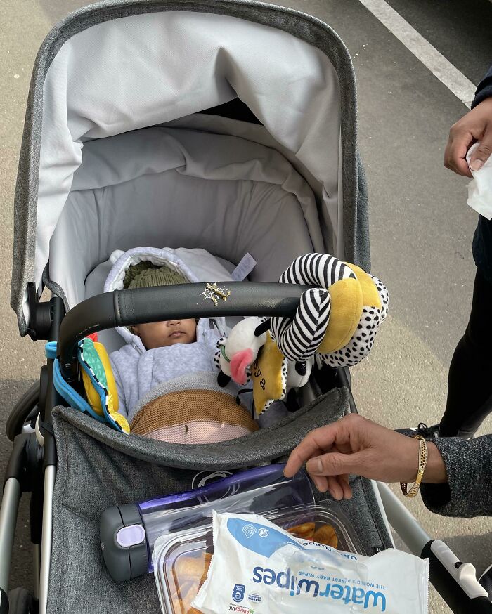 50 Wild Pics Showing Rare Coincidences That Almost Never Happen (New Pics) 50 Wild Pics Showing Rare Coincidences That Almost Never Happen (New Pics)