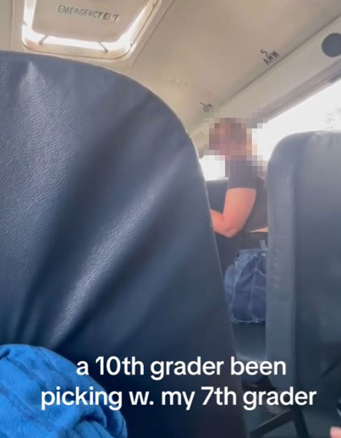 Mother Gets On The School Bus To Defend Her Daughter Against Bully, Act Empowers Other Kids Too Mother Gets On The School Bus To Defend Her Daughter Against Bully, Act Empowers Other Kids Too