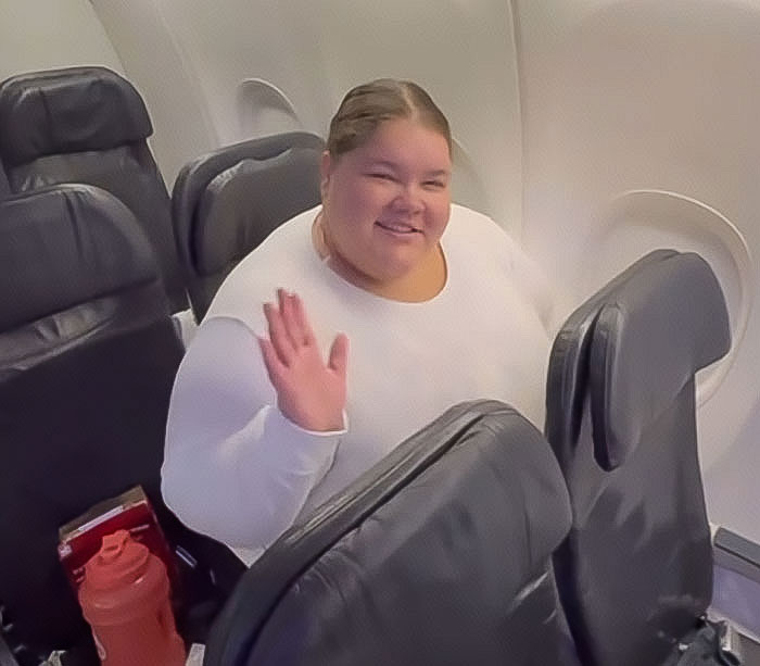 “Not The Airline’s Responsibility”: Plus-Size Traveler’s Struggle With Seat Sparks Online Debate “Not The Airline’s Responsibility”: Plus-Size Traveler’s Struggle With Seat Sparks Online Debate