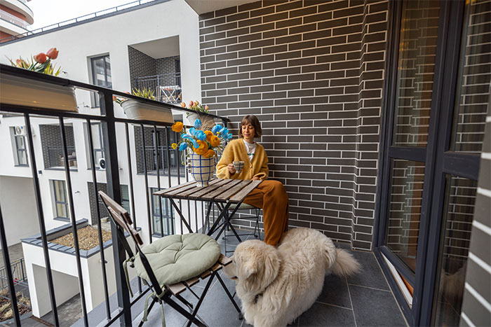 Woman’s Effort To Create Privacy On Balcony Sparks Outrage From Very Social Neighbors Woman’s Effort To Create Privacy On Balcony Sparks Outrage From Very Social Neighbors