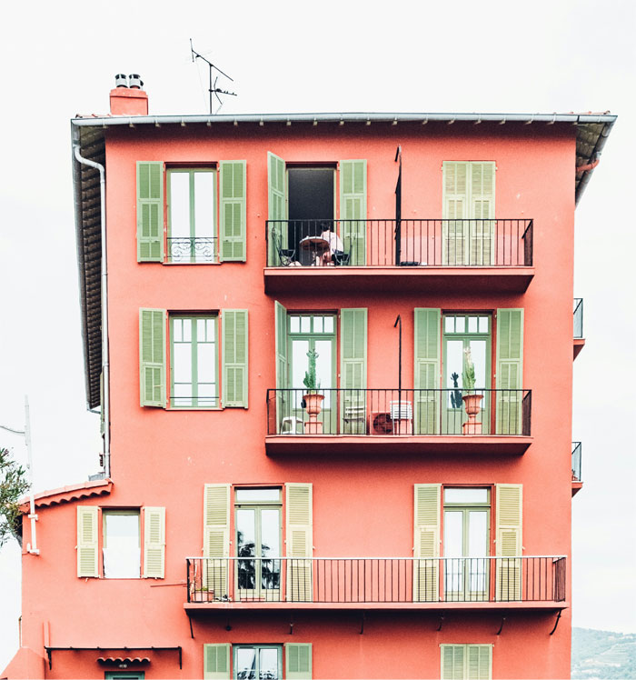 Woman’s Effort To Create Privacy On Balcony Sparks Outrage From Very Social Neighbors Woman’s Effort To Create Privacy On Balcony Sparks Outrage From Very Social Neighbors